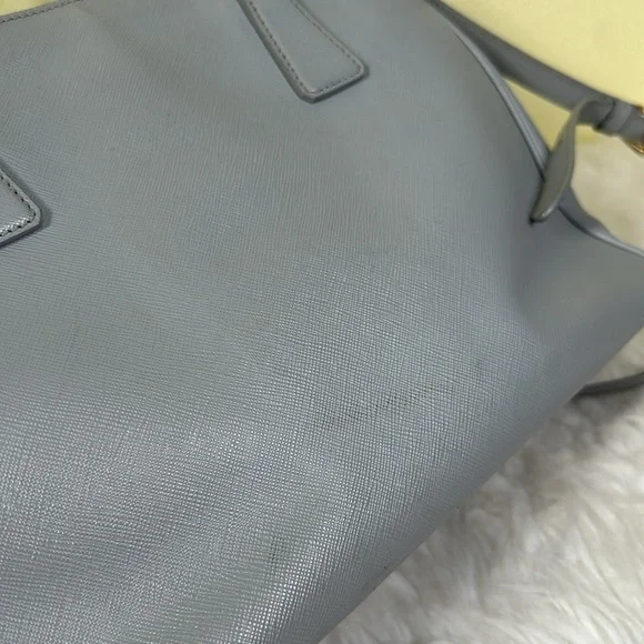 💯Authentic Prada Safiano Leather Handbag🍀